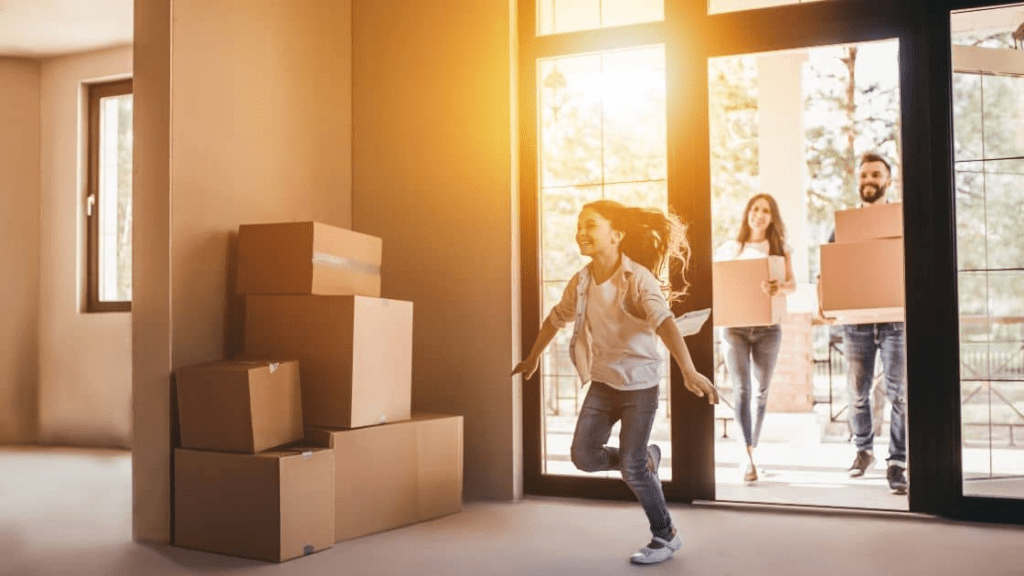 Moving to a New Home? Read This Essential Checklist 5 A family moving into a new house on move in day