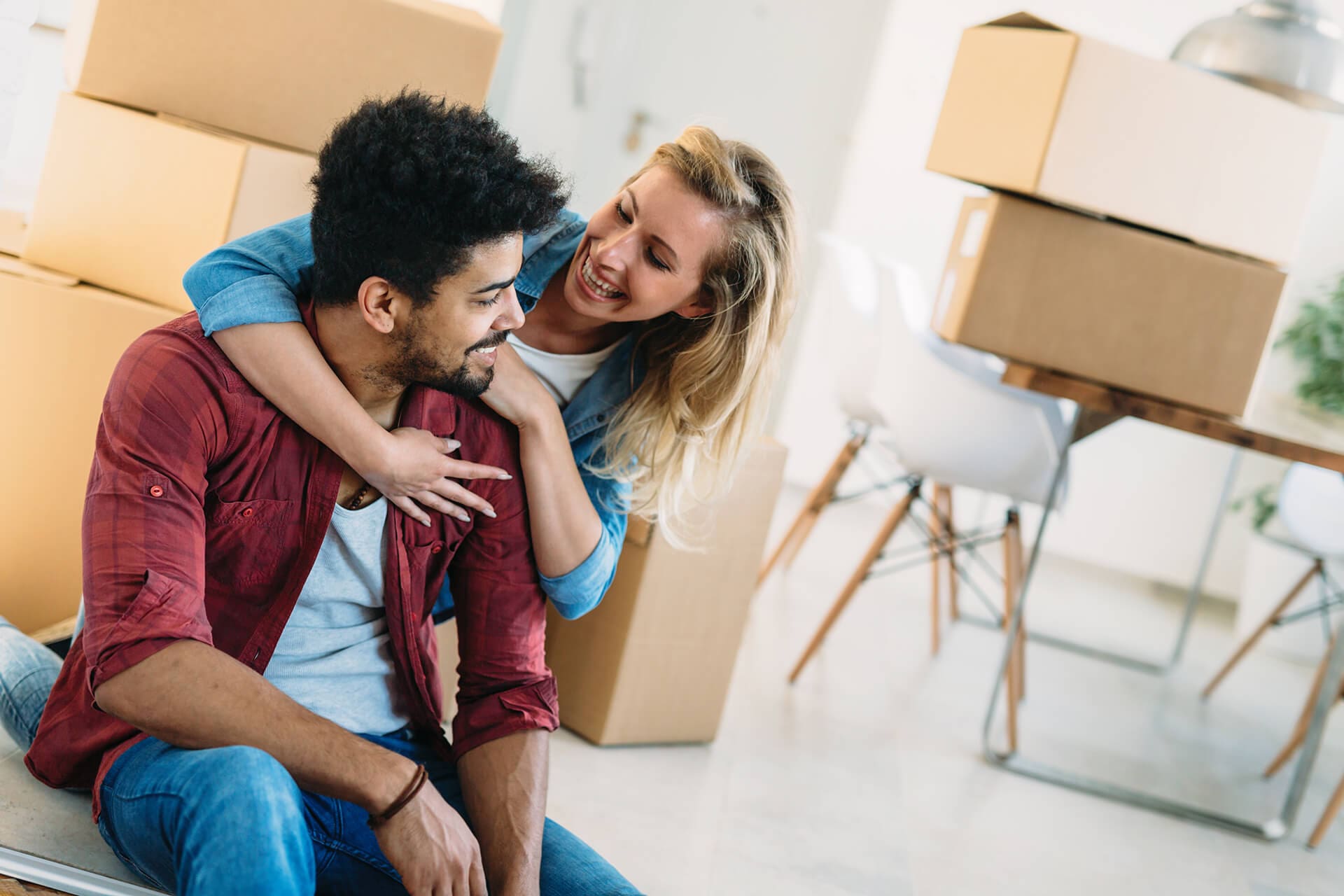 moving planner young couple unpacking cardboard boxes at new home KFP6NHQ
